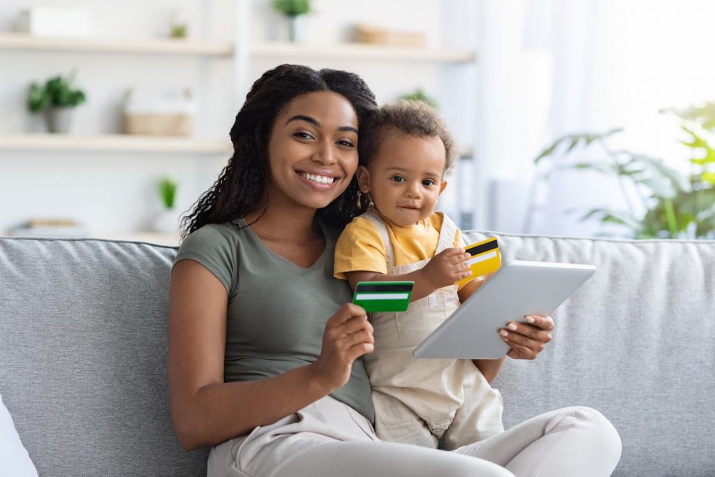 Чорна мама з дитиною за допомогою онлайн-платежі.